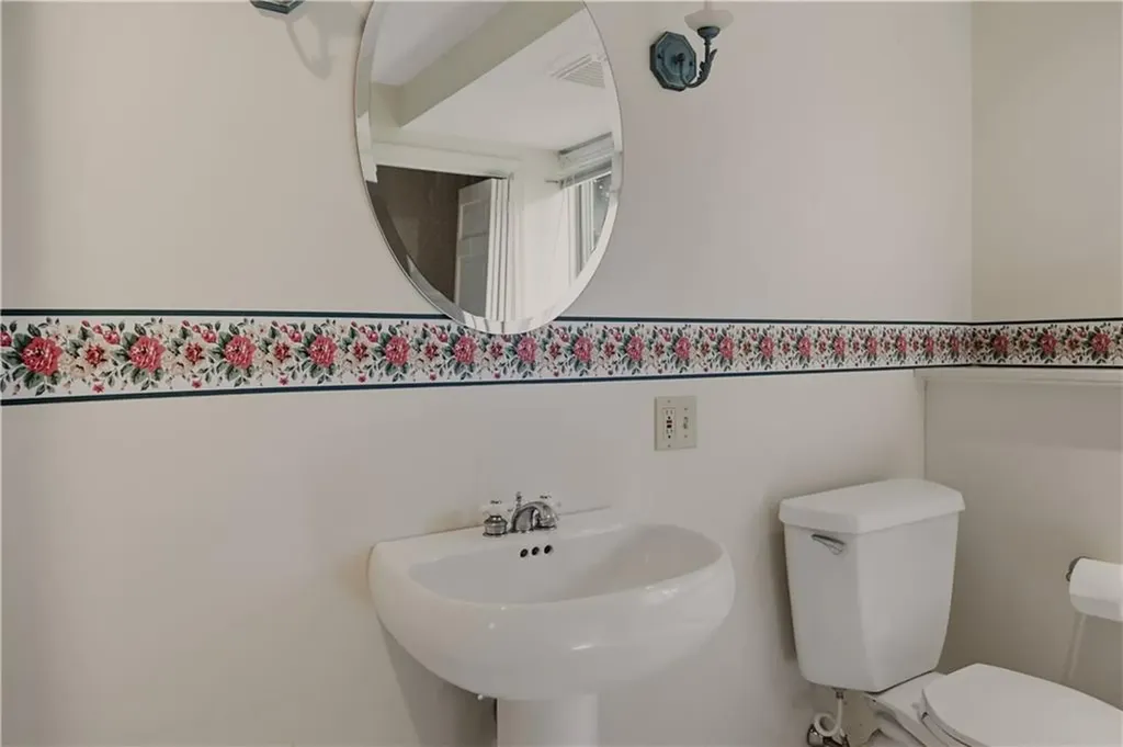 125 Colonial Avenue Tiverton RI 02878