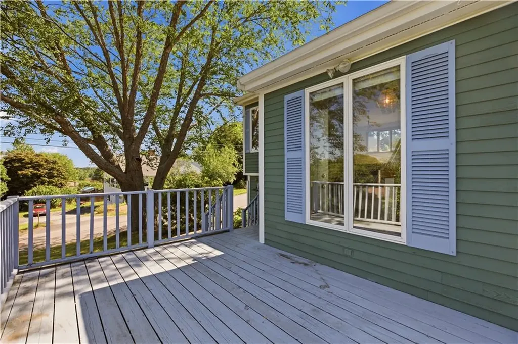 125 Colonial Avenue Tiverton RI 02878