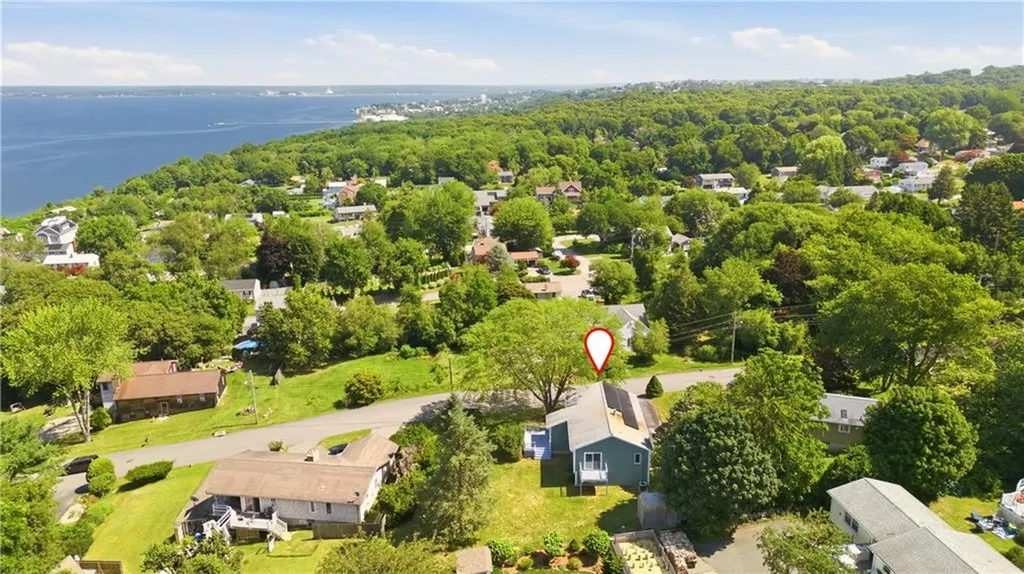 125 Colonial Avenue Tiverton RI 02878