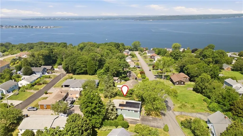 125 Colonial Avenue Tiverton RI 02878