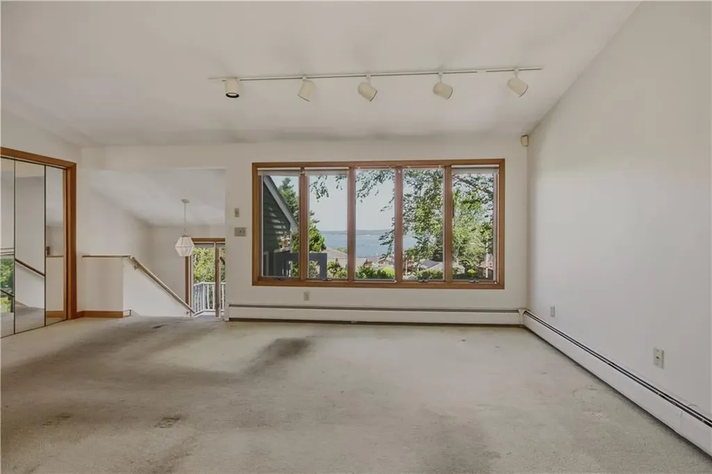 125 Colonial Avenue Tiverton RI 02878