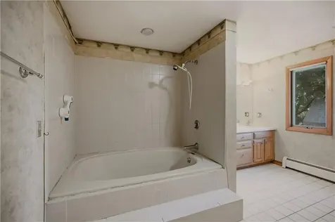 125 Colonial Avenue Tiverton RI 02878