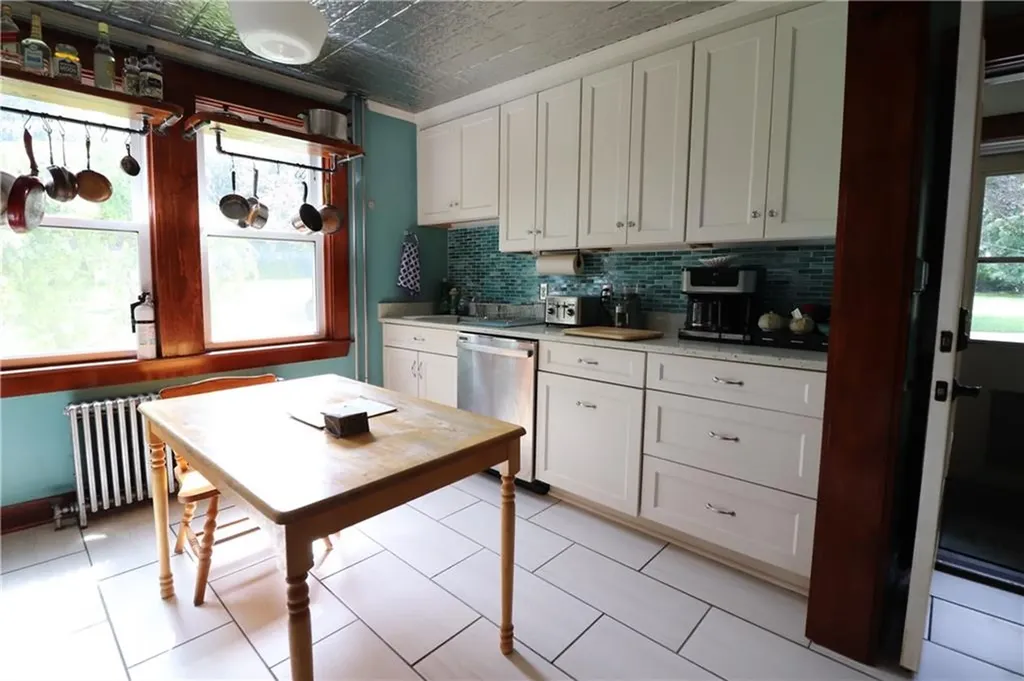 140 Maple Avenue Middletown RI 02842