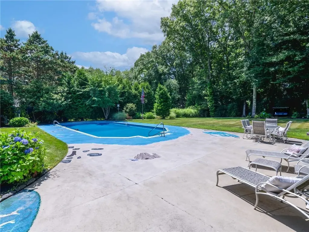 34 Gilbert Stuart Drive Warwick RI 02818