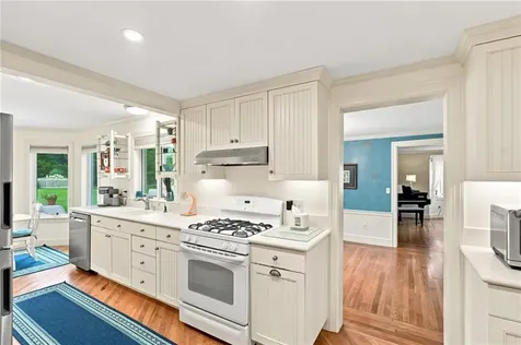 142 Ferry Road Bristol RI 02809