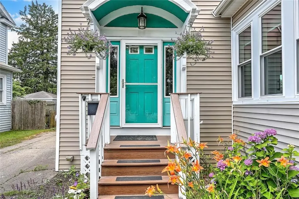 15 Bow Street Cranston RI 02905