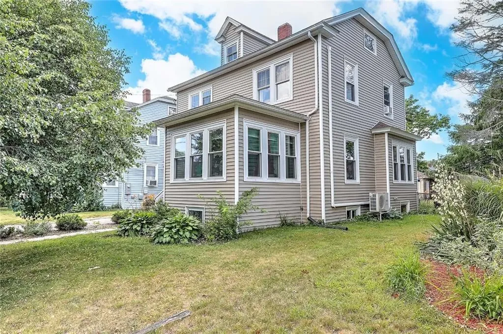 15 Bow Street Cranston RI 02905