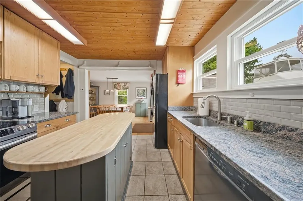15 Kardway Street South Kingstown RI 02879