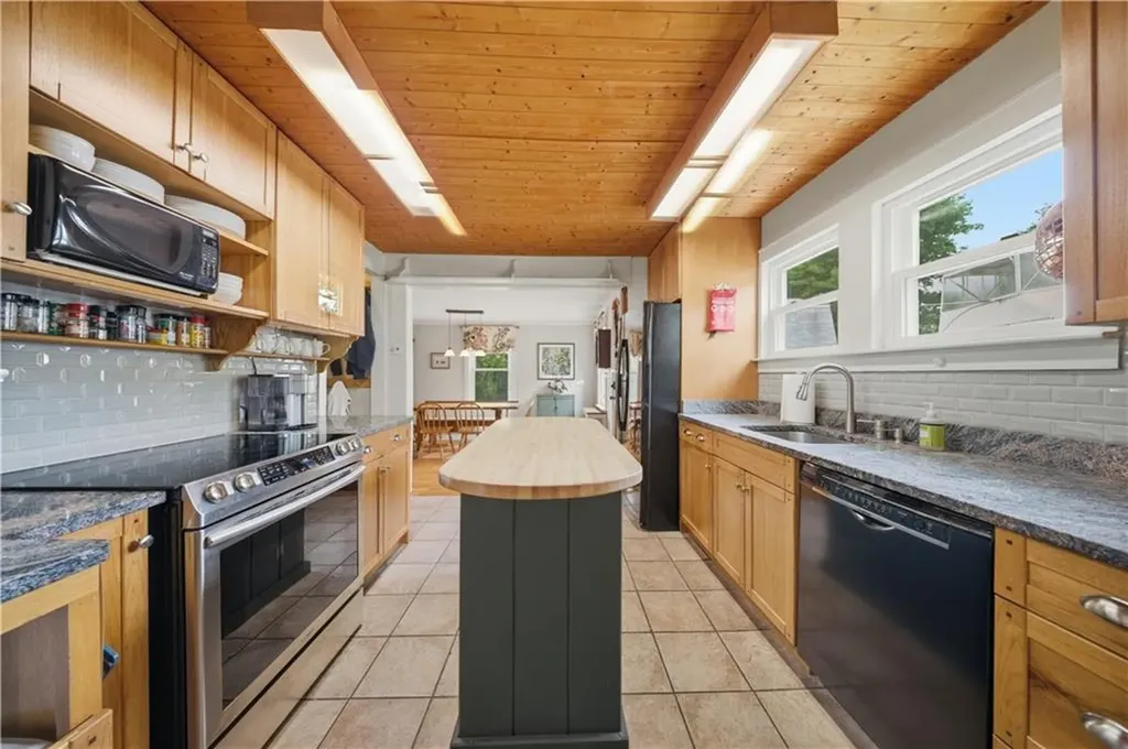 15 Kardway Street South Kingstown RI 02879