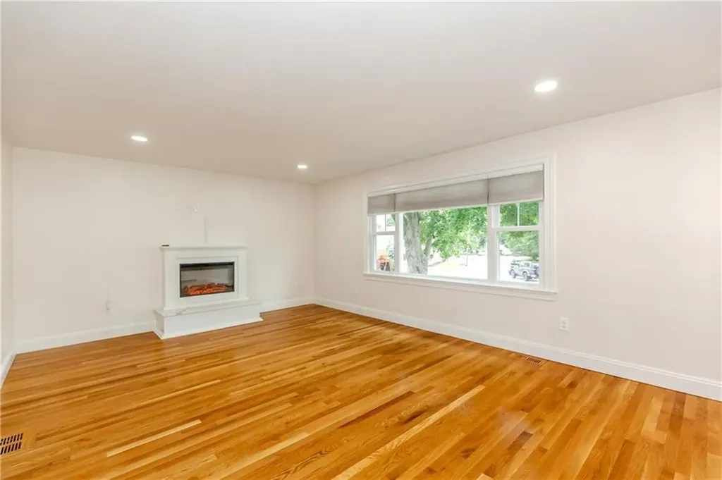 8 Barnes Street Smithfield RI 02828