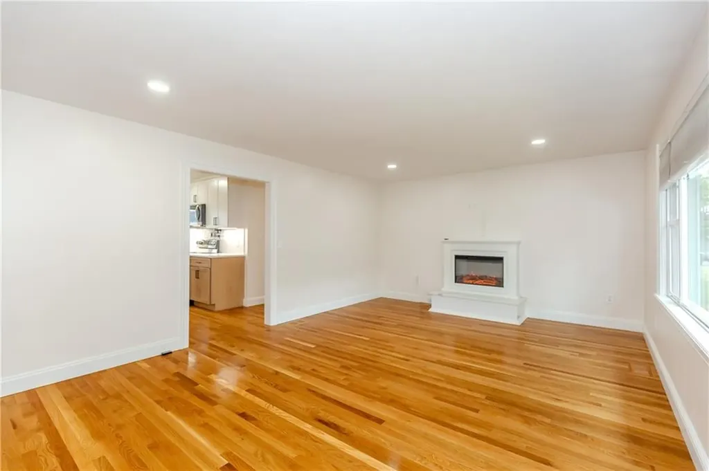 8 Barnes Street Smithfield RI 02828