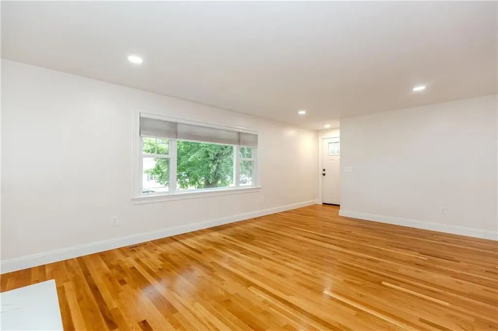 8 Barnes Street Smithfield RI 02828
