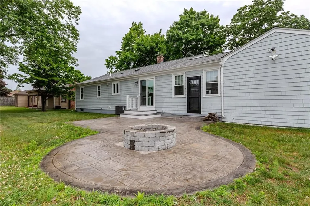 8 Barnes Street Smithfield RI 02828