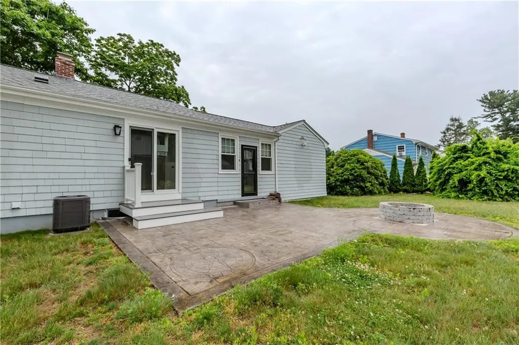 8 Barnes Street Smithfield RI 02828