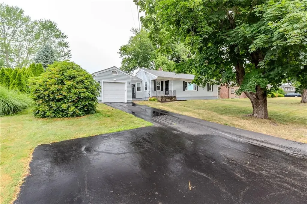 8 Barnes Street Smithfield RI 02828