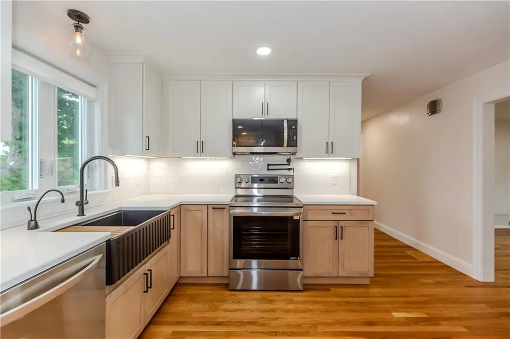 8 Barnes Street Smithfield RI 02828