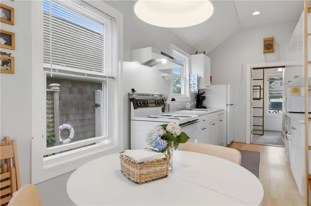 64 59 Burnside Avenue Narragansett RI 02882