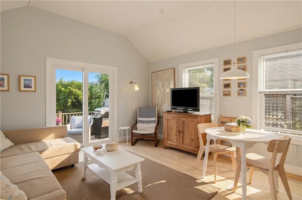 64 59 Burnside Avenue Narragansett RI 02882