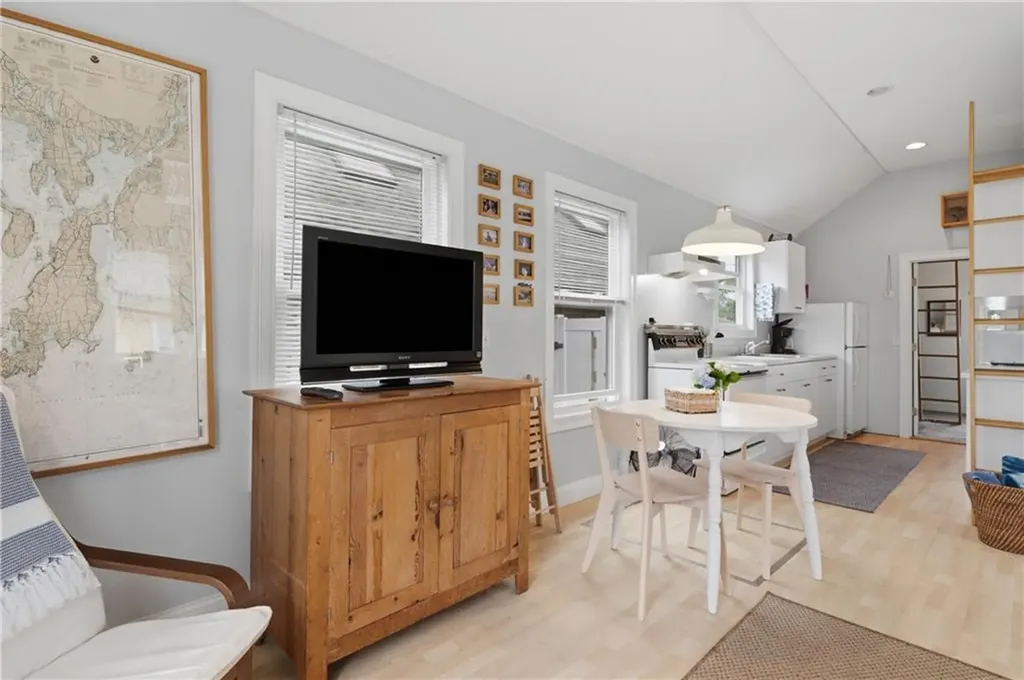 64 59 Burnside Avenue Narragansett RI 02882