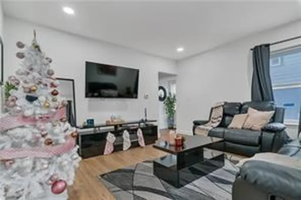 215 Kenyon Avenue Pawtucket RI 02861