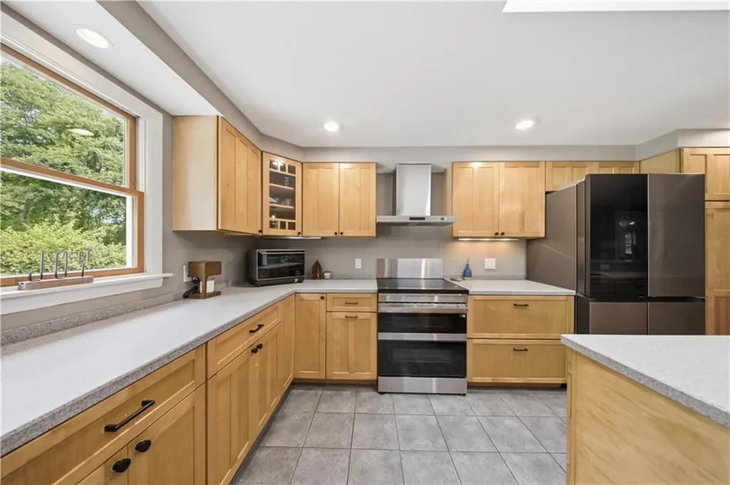 25 Dinonsie Way South Kingstown RI 02879