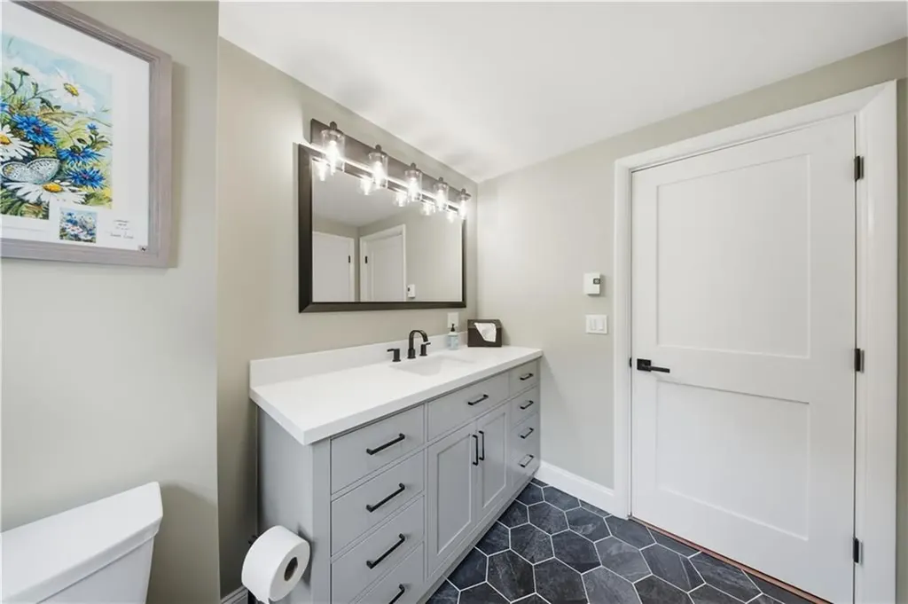 25 Dinonsie Way South Kingstown RI 02879