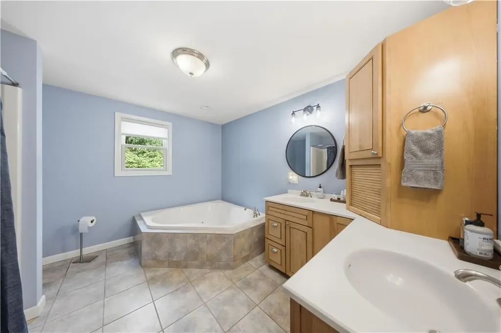 25 Dinonsie Way South Kingstown RI 02879