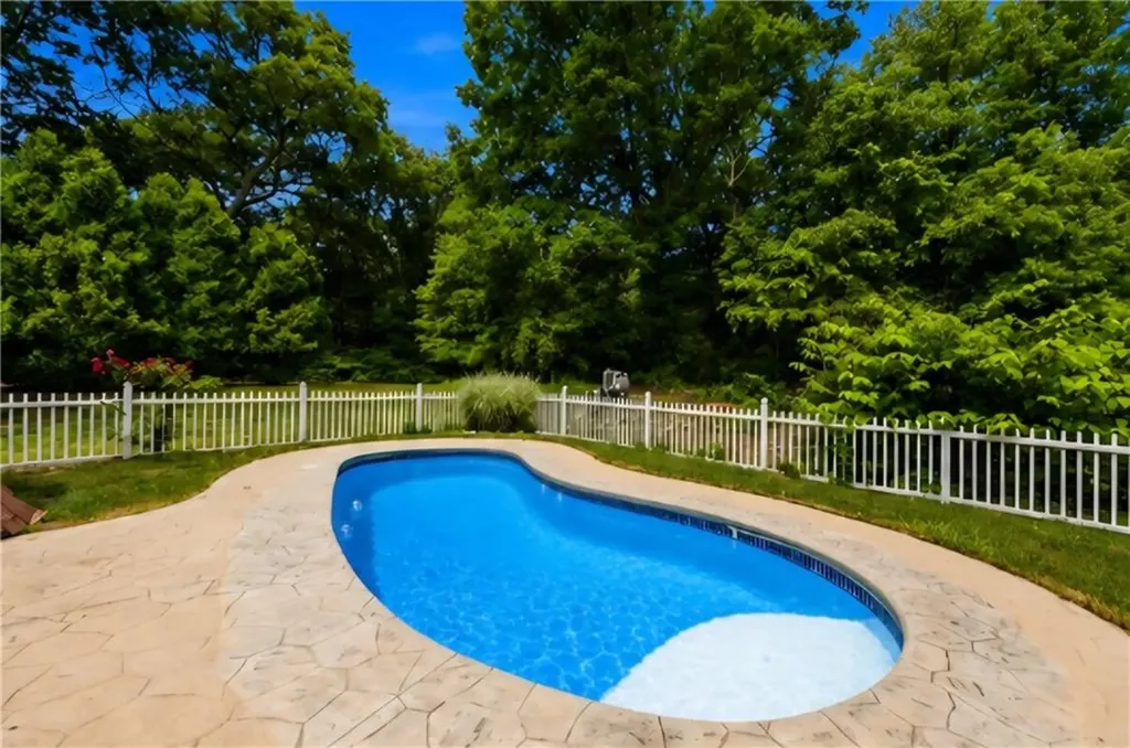 25 Dinonsie Way South Kingstown RI 02879
