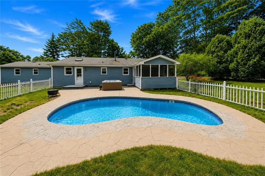 25 Dinonsie Way South Kingstown RI 02879