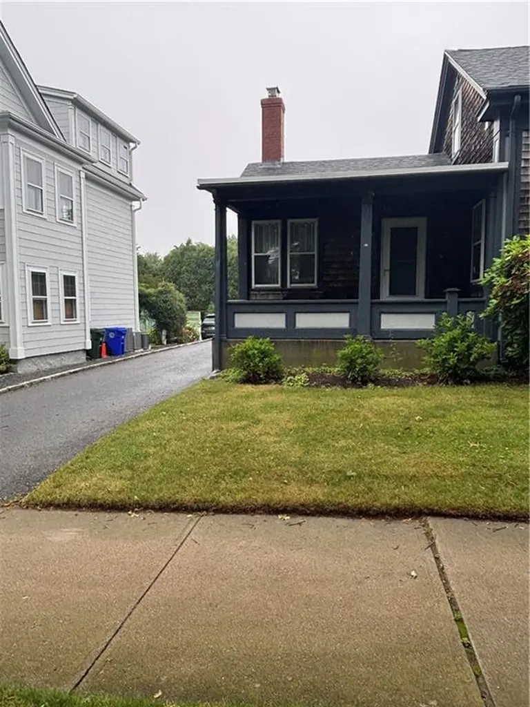 17 Constitution Street Bristol RI 02809
