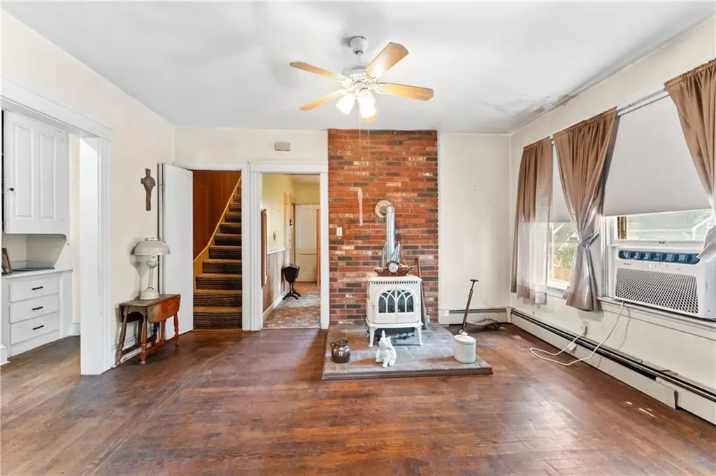 61 Nathanael Avenue Pawtucket RI 02860