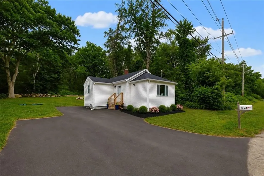 1703 Crandall Road Tiverton RI 02878