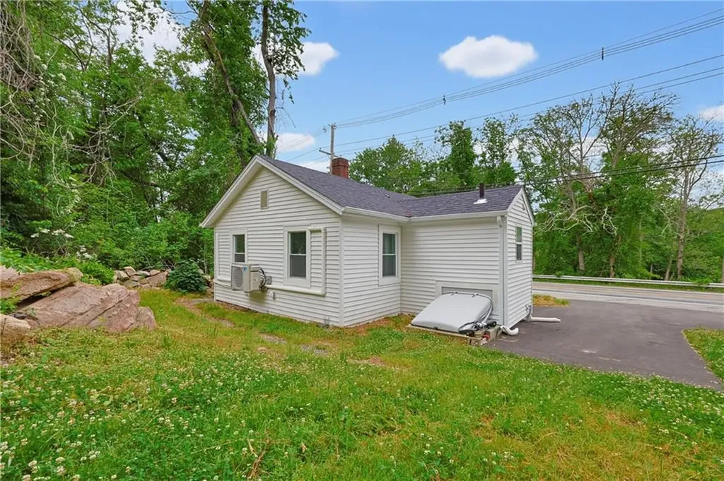 1703 Crandall Road Tiverton RI 02878