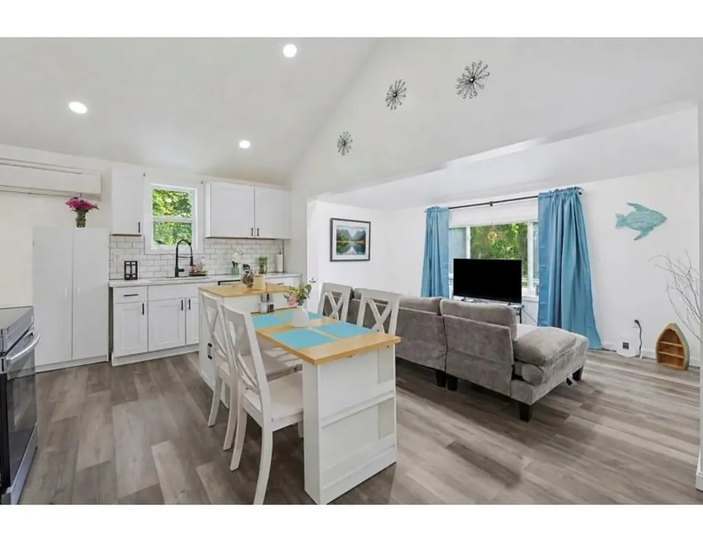 1703 Crandall Road Tiverton RI 02878