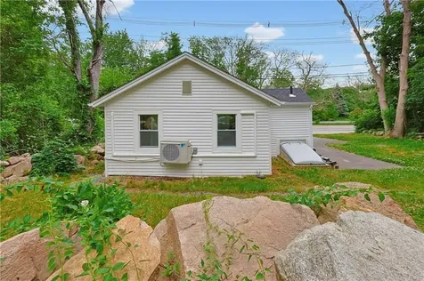 1703 Crandall Road Tiverton RI 02878