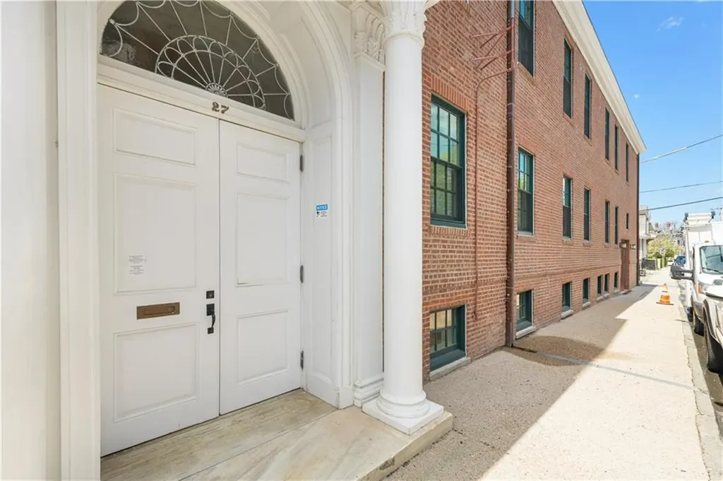 27 High Street Newport RI 02840
