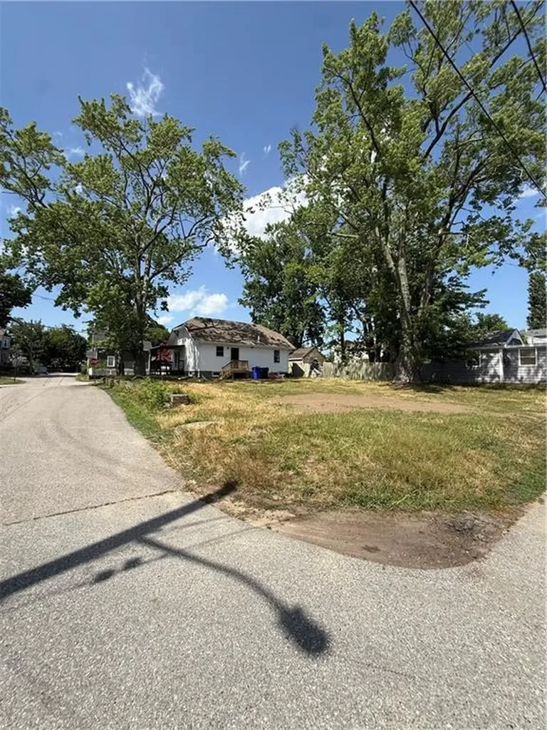 63 Shore Road East Providence RI 02915