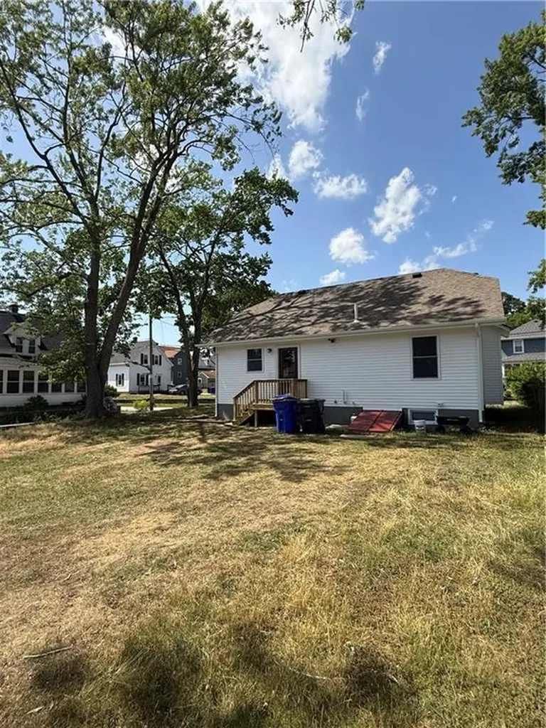 63 Shore Road East Providence RI 02915