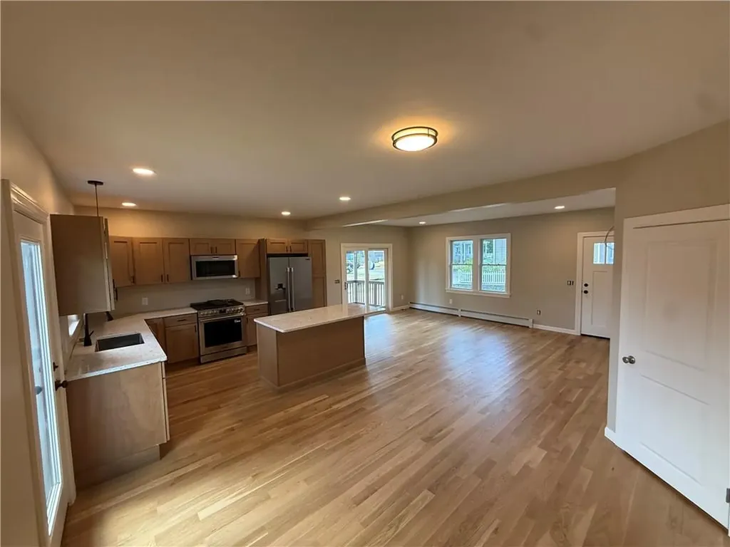 63 Shore Road East Providence RI 02915