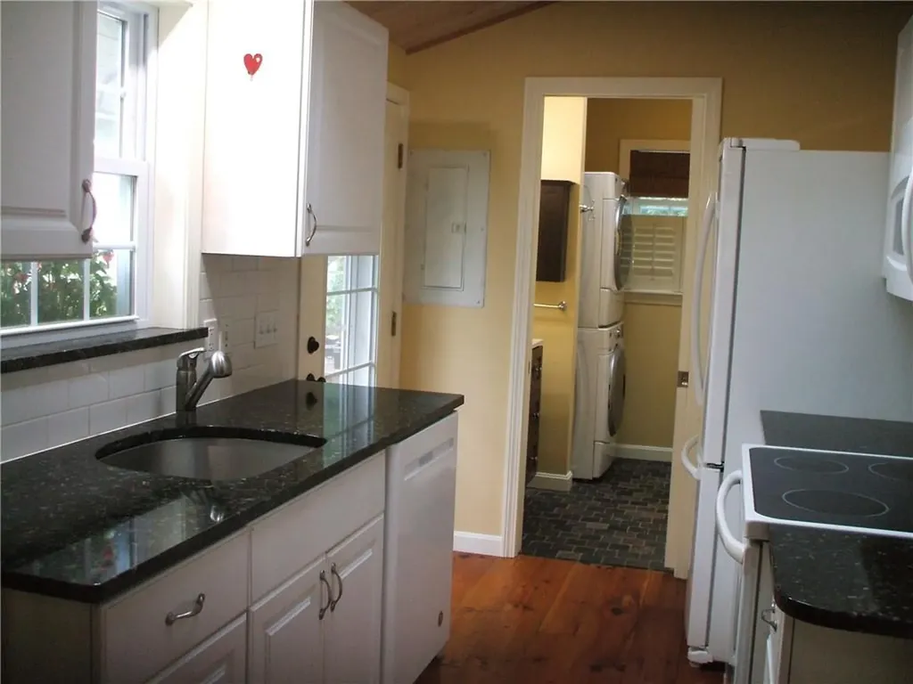 82 Narragansett Avenue West Avenue South Kingstown RI 02879
