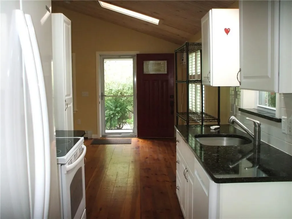 82 Narragansett Avenue West Avenue South Kingstown RI 02879