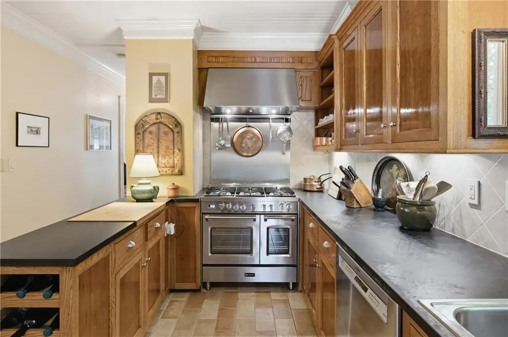 6 Brooks Avenue Newport RI 02840