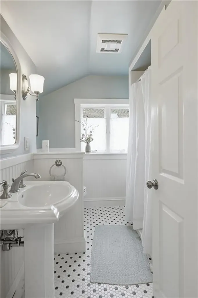 6 Brooks Avenue Newport RI 02840