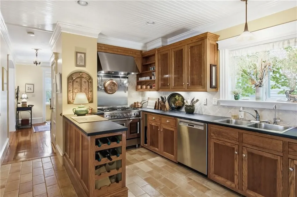 6 Brooks Avenue Newport RI 02840