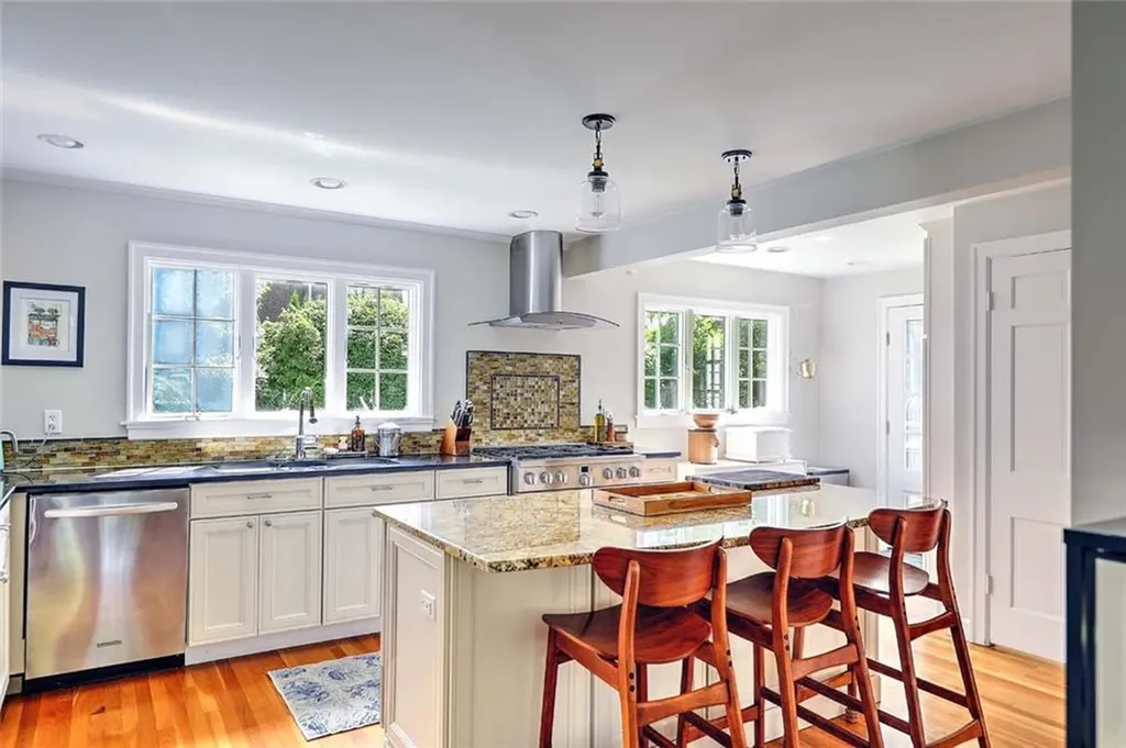 129 Fosdyke Street Providence RI 02906