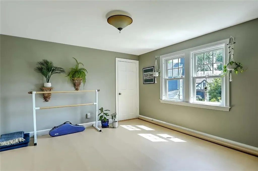 129 Fosdyke Street Providence RI 02906
