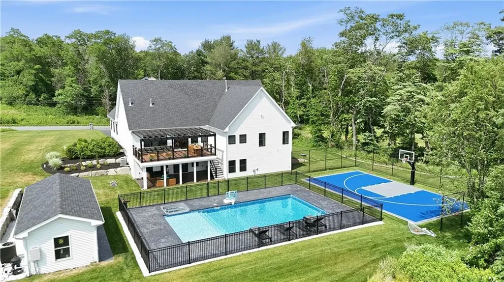 1264 Central Avenue Johnston RI 02919