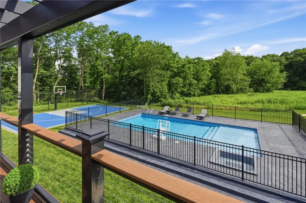 1264 Central Avenue Johnston RI 02919