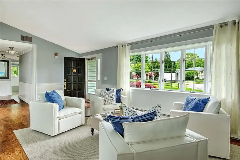 33 Meadowbrook Drive Barrington RI 02806