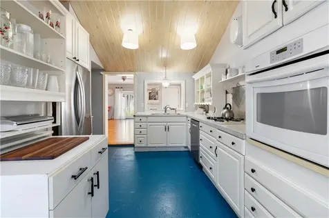 30 Loring Road Bristol RI 02809